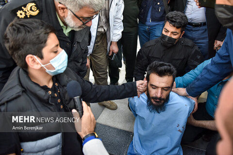 گوش قاتل شهید رنجبر در دست پسرش+ عکس 
