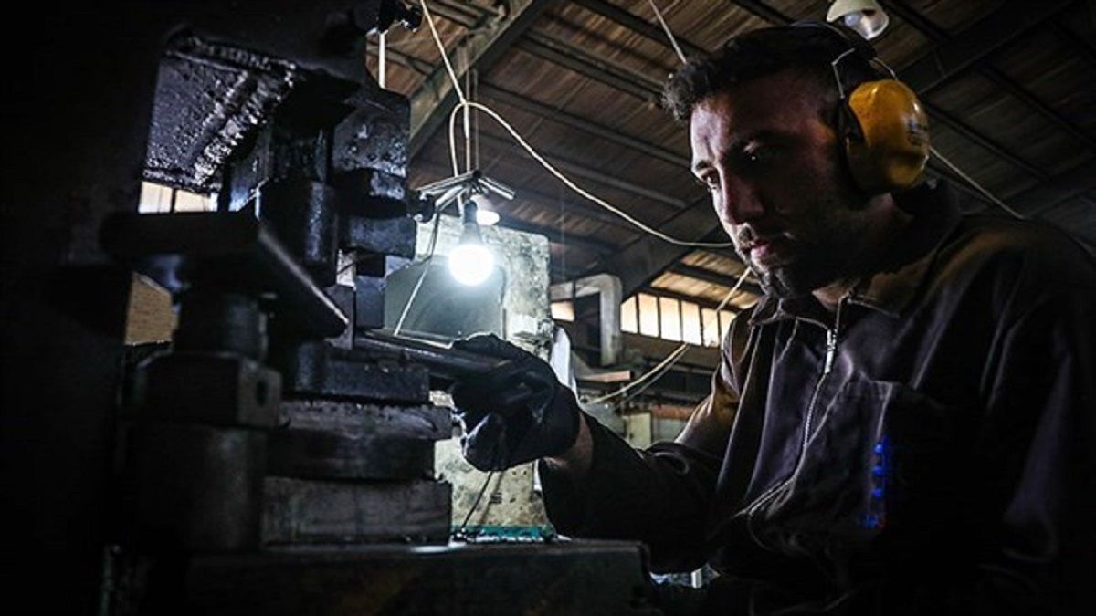 18 ماه رکود بی‌وقفه در اقتصاد کشور | شاخص صنعت و اقتصاد به زیر 50 چسبید