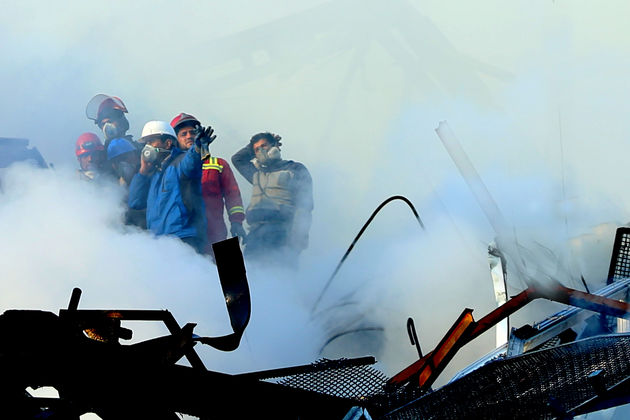 تلاش بی وقفه آتش نشانان برای آوار برداری پلاسکو