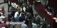 فیلم| زد و خورد نمایندگان هنگ‌کنگی در پارلمان!