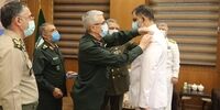 عکسی از امیر ایرانی هنگام نصب درجه دریاداری توسط سرلشکر باقری
