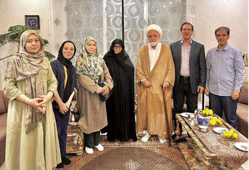 حمله روزنامه قالیباف به کروبی بخاطر اظهارات اخیرش / هنوز جوهر مهر خروجش خشک نشده بر طبل اختلاف می‌کوبد / اگر میرحسین لجاجت نمی کرد به جای روحانی رئیس جمهور می شد