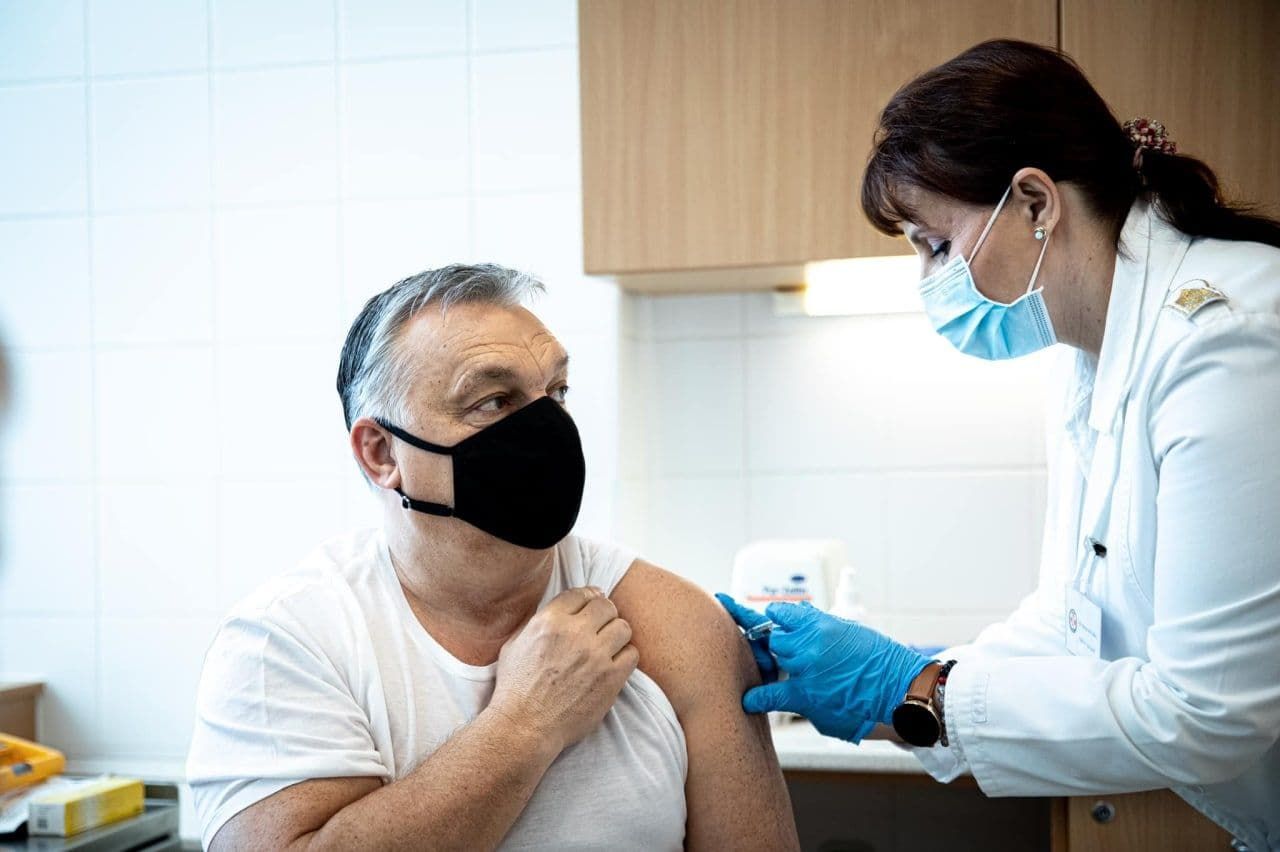 نخست‌وزیر مجارستان، واکسن چینی زد +عکس