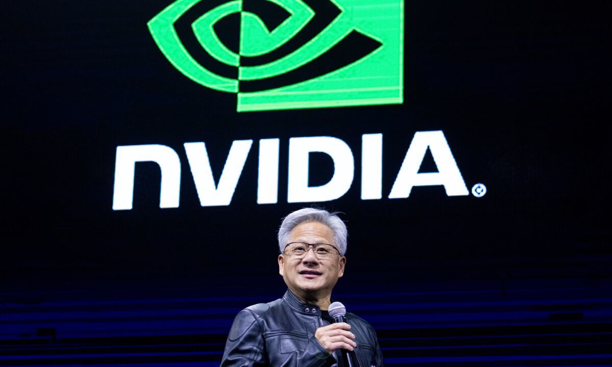 مدیرعامل انویدیا: چین فقط چند نانوثانیه از آمریکا در رقابت هوش مصنوعی عقب است