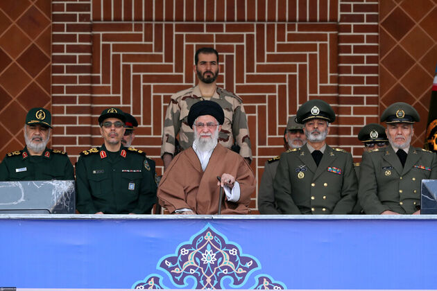 تصاویر حضور  رهبری در مراسم دانش‌آموختگی دانشگاه‌های افسری ارتش