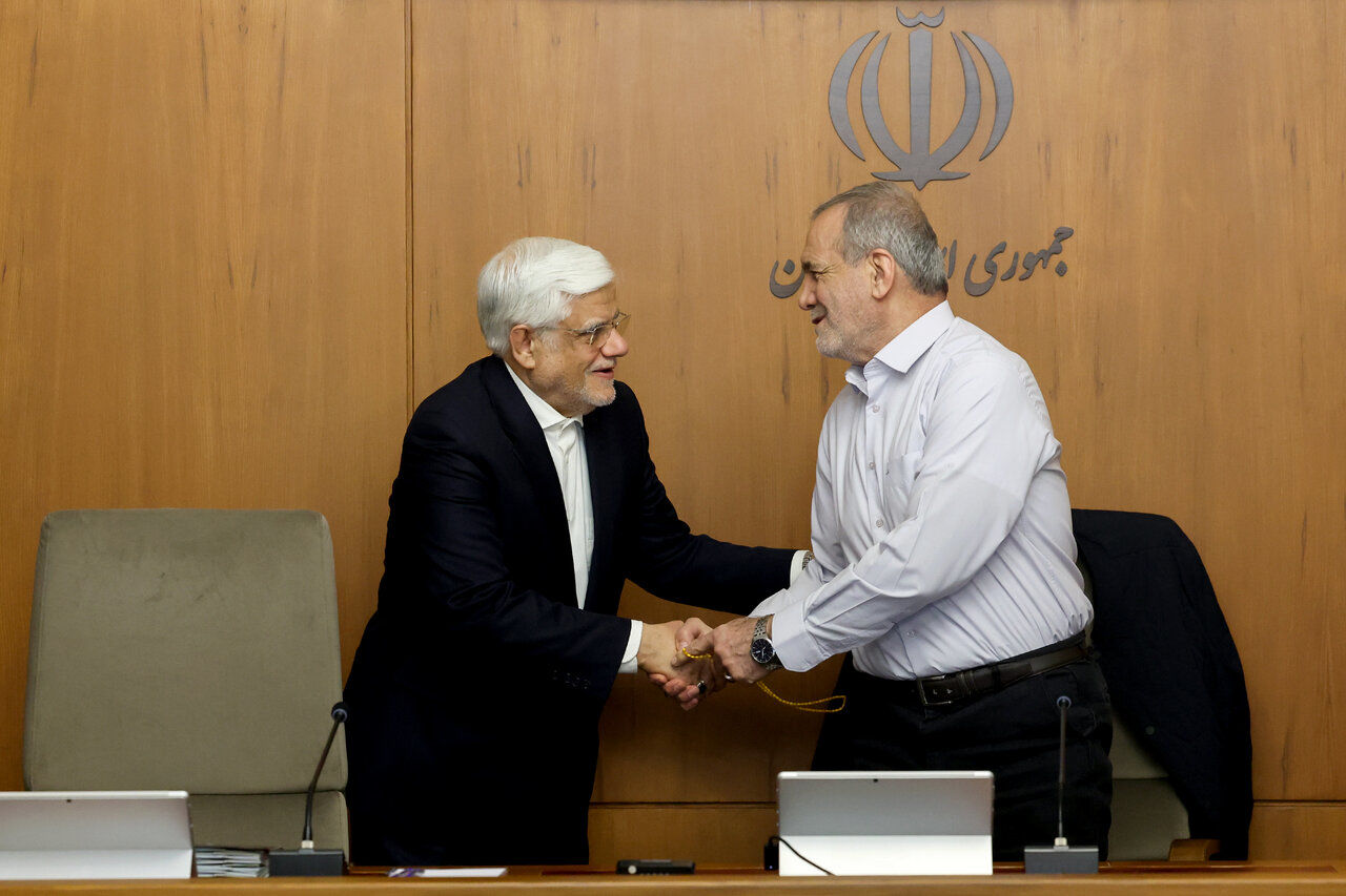 سکوت عارف در مقابل شائبه «استعفا» | پشت پرده تاکید رسانه های نزدیک به قالیباف بر اختلافات در دولت پزشکیان 2