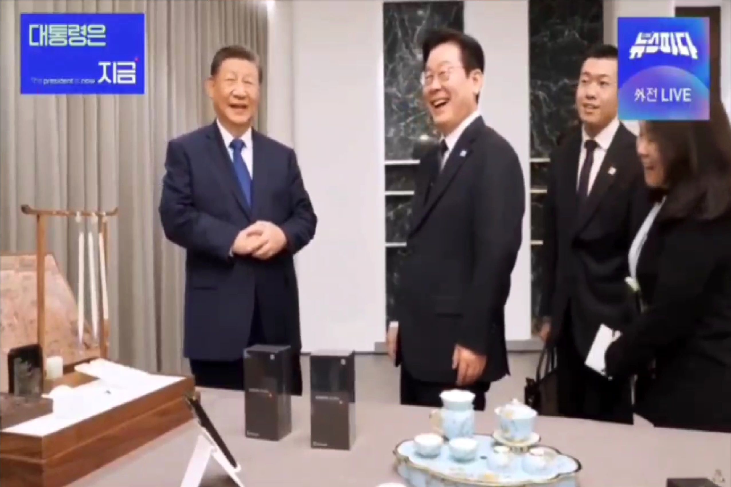 شوخی بامزه رئیس‌جمهور کره‌جنوبی با همتای چینی درباره گوشی شیائومی + فیلم