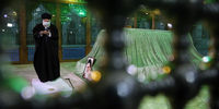 تصاویری از نمازخواندن رهبر انقلاب بر مزار امام خمینی(ره)
