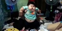 تصاویری باورنکردنی از پسربچه‌ ۱۹ ماهه‌ ای که ۲۷ کیلوگرم وزن دارد!