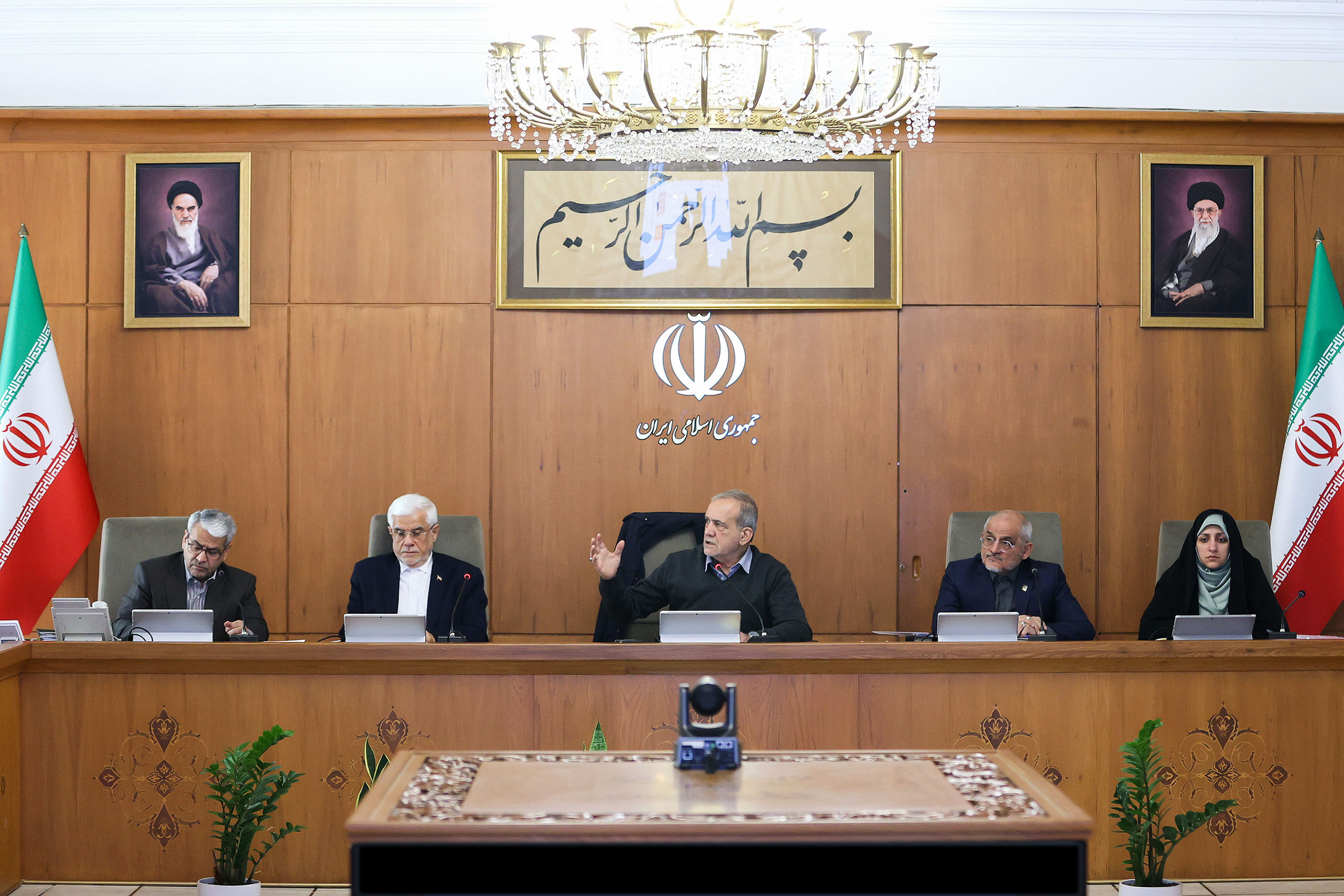 چهره خندان عارف در کنار پزشکیان درپی شایعه استعفایش + عکس