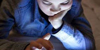 عوارض بازی کودکان با تلفن همراه در شب

