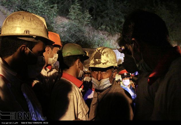 تصاویر خارج کردن اجساد جانباختگان حادثه معدن آزادشهر
