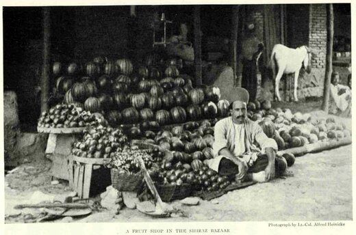 عکسی دیدنی از یک میوه فروشی در دوران قاجار