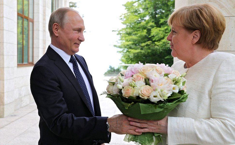 گل پرحاشیه ای که پوتین به مرکل داد +عکس
