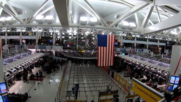 تخلیه یک هواپیما در نیویورک در پی تهدید بمب‌گذاری