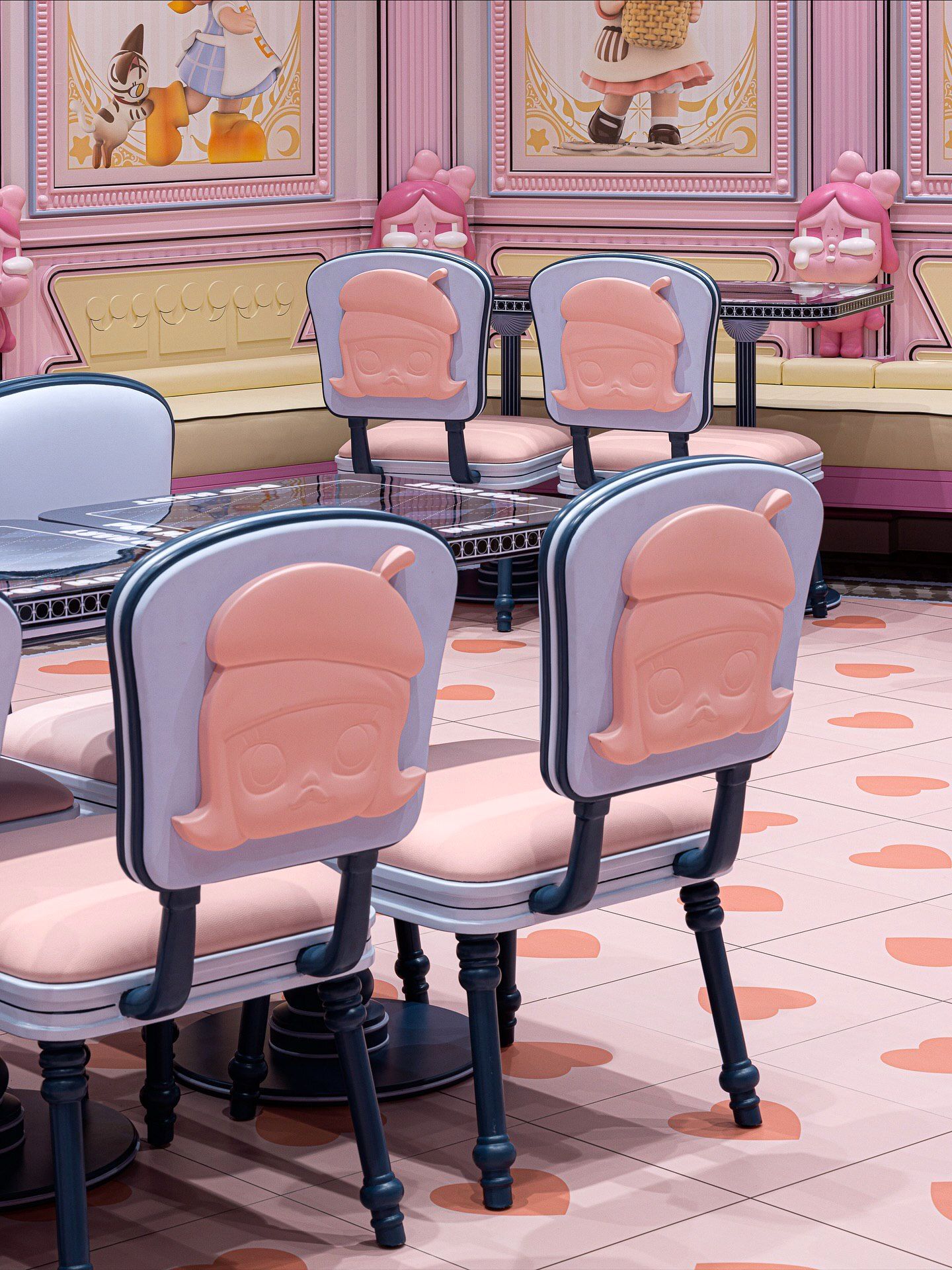 تصاویری از فضای داخلی فروشگاه پرچمدار برند پاپ مارت (POP MART) در مرکز خرید آیکون سیام بانکوک، که توسط استودیوی X+Living با طراحی مفهومی و الهام از نقوش معبد وات آرون تایلند اجرا شده و دارای فضای پیکسلی و کافه «داستان پریان» است.