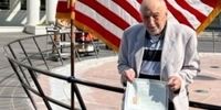 معاون هویدا در ۹۷ سالگی کارت شهروندی آمریکا گرفت! +عکس