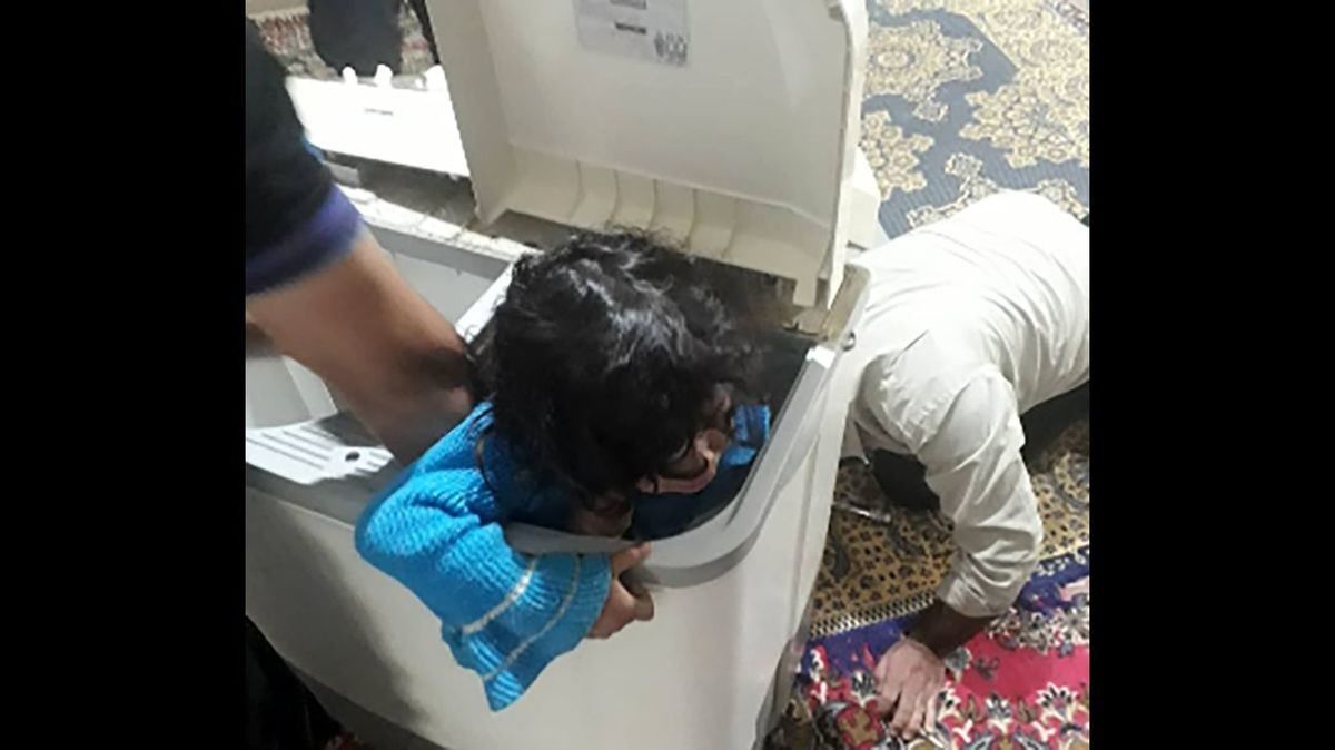 لحظه دلهره آور نجات کودک ۴ ساله از ماشین لباسشویی+ فیلم
