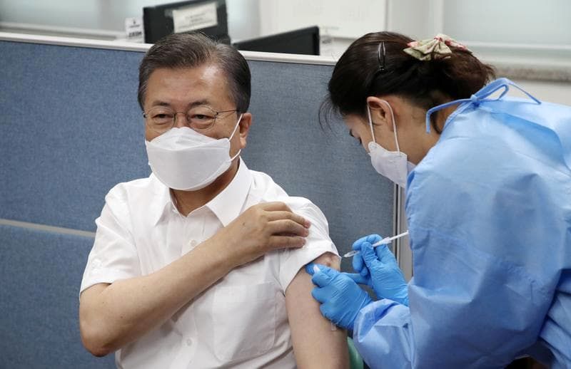 رئیس جمهور کره جنوبی واکسن آسترازنکا دریافت کرد+ عکس
