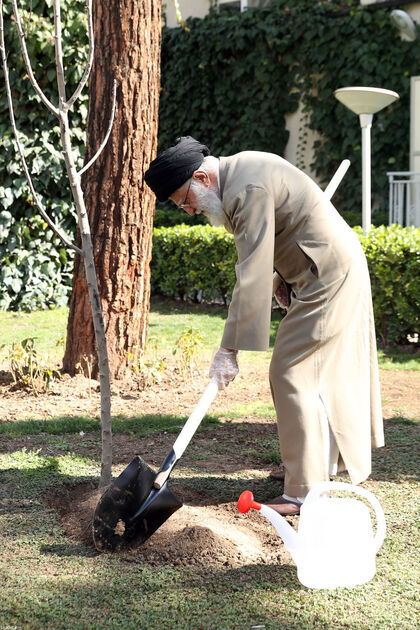 تصاویر مقام‌معظم‌رهبری حین کاشتن دو نهال میوه در روز درختکاری