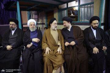 هم‌نشینی روحانی ، خاتمی و سید حسن خمینی در یک مراسم / عکس