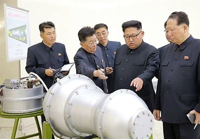 وقتی کیم جونگ اون دست به «مهره» اتمی می برد + عکس