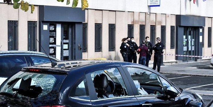 حمله معترضان به نیروهای امنیتی فرانسه