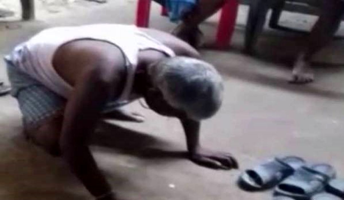 عکسی دردناک از لیس زدن دمپایی توسط یک پیرمرد + جزئیات
