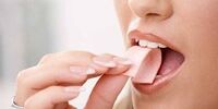 هشدار؛ به این دلیل به هیچ وجه آدامس را قورت ندهید!