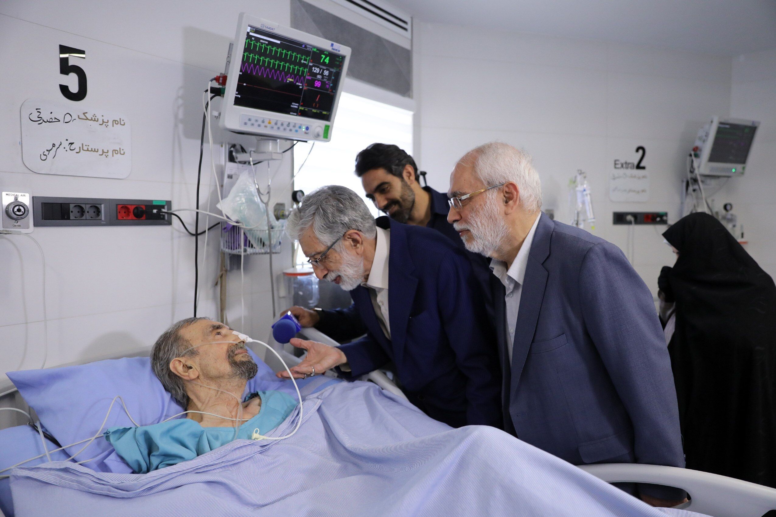 عیادت نمایندگان رهبر انقلاب از موسوی گرمارودی 
