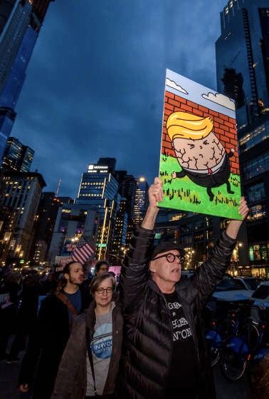 تصاویری از تجمع اعتراضی مردم مقابل هتل ترامپ