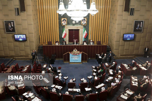 کتاب خوانی حسن روحانی در مجلس خبرگان/ پچ پچ علوی و کدخدایی زیر ذره بین خبرنگاران+ تصاویر