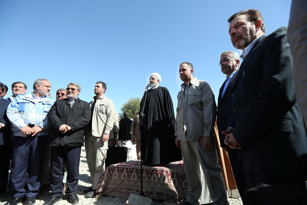 تصاویر حضور حسن روحانی در جمع مردم سیل‌زده سیستان‌وبلوچستان