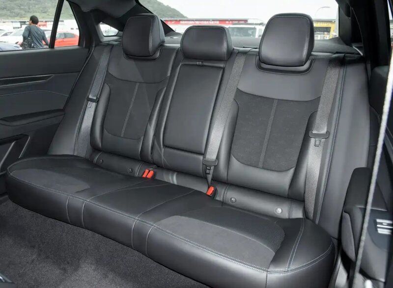 رونمایی از لاکچری ترین خودروی چینی / سدان خوش‌چهره در آستانه ورود به بازار + ویژگی ها و تصاویر 4