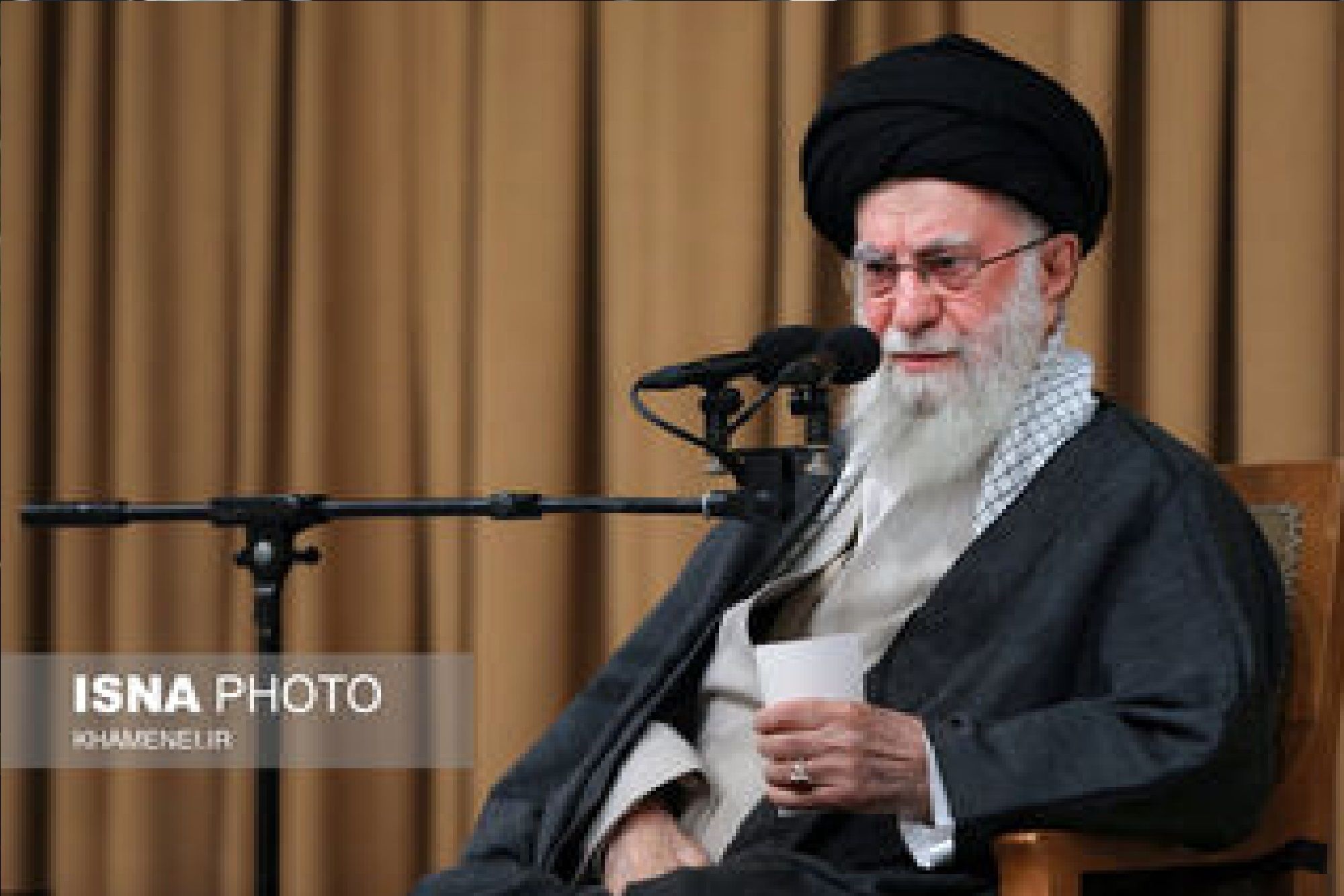 رهبر انقلاب در گفت‌وگو با مردم: بسیج، چهره‌ی سازمانی مقتدر و پشتوانه‌ی وسیع مردمی دارد