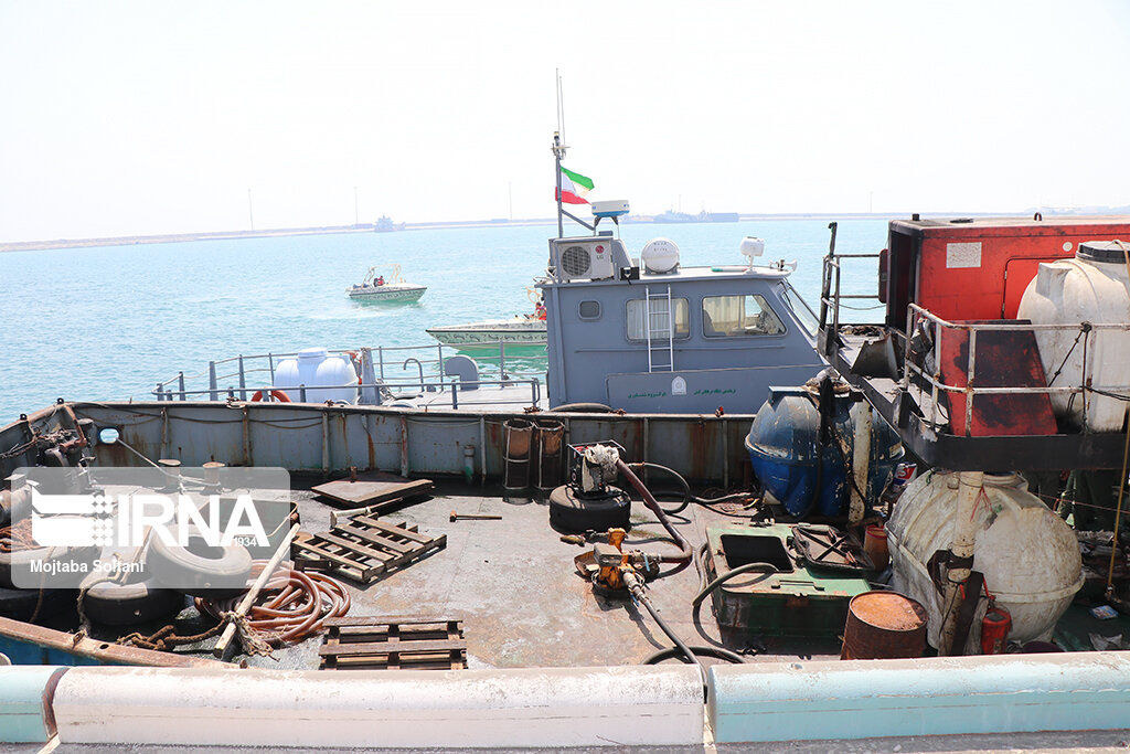 توقیف شناور حامل ۳۰ هزار لیتر سوخت قاچاق در آب‌های خلیج فارس + جزئیات