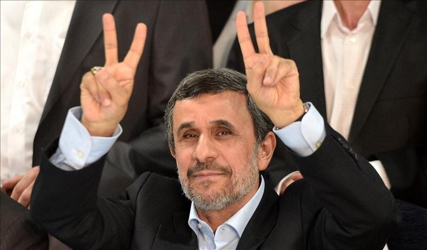 روزی نامه های احمدی نژاد را الهام خداوند می دانستند/ چرا او به در و دیوار می‌زند؟