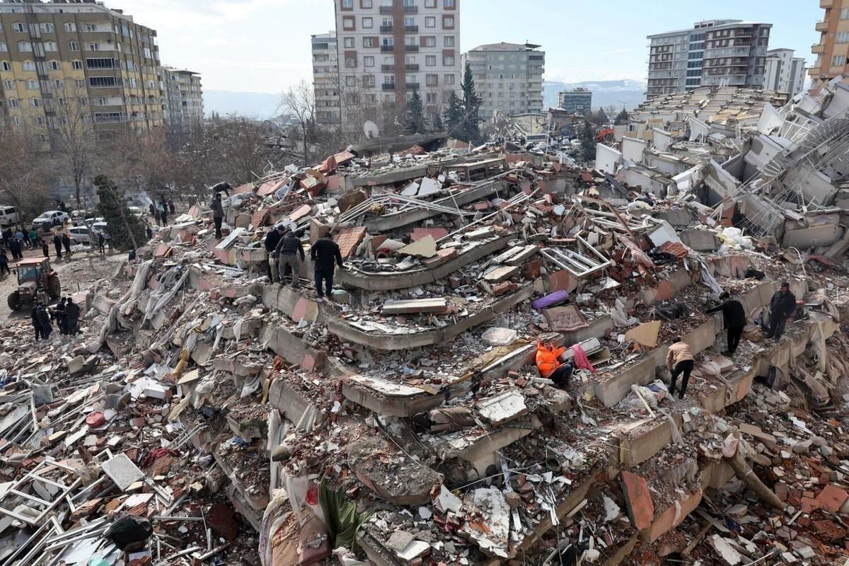 نجات معجزه آسای یک پدر و دختر از زیر آوار زلزله ترکیه بعد از یک هفته