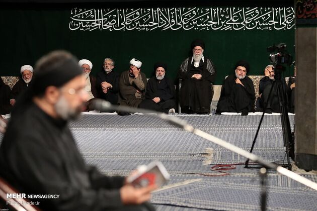 عزاداری شب عاشورا در حسینیه امام خمینی با حضور رهبری، قاسم سلیمانی، مقتدی صدر، احمدی‌نژاد