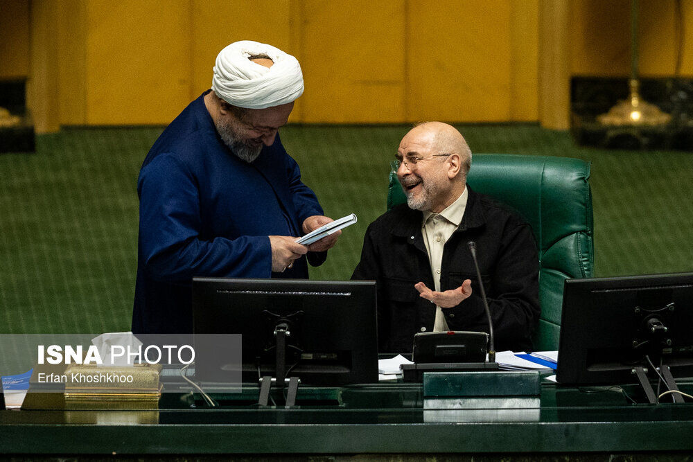 تصاویری از ژست‌های عجیب نمایندگان مجلس در صحن/ خنده‌های قالیباف و رسایی/ جلسه نمایندگان کف زمین