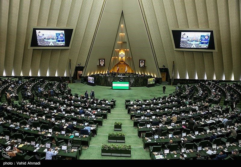 پوشش متفاوت نماینده تهران در مجلس جنجالی شد!+ عکس