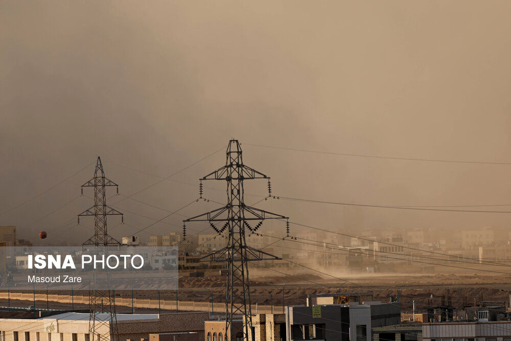 تصویری عجیب از یزد / آسمان شهر در غبار فرو رفت
