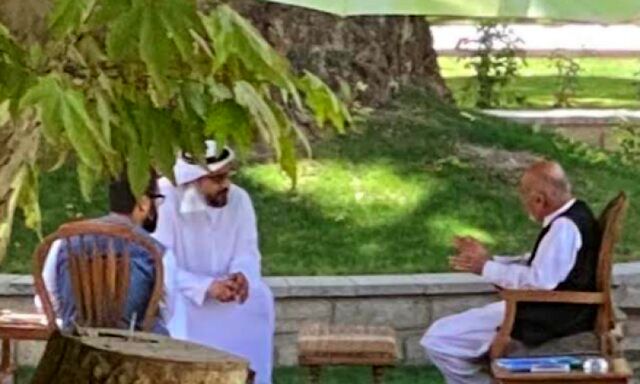 انتشار عکسی از اشرف غنی با مسؤول اماراتی قبل از ترک کابل