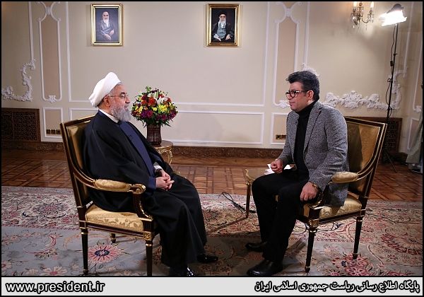 برسد به دست آقای رشیدپور! / روحانی در مناطق زلزله زده خارج از خودرو + عکس