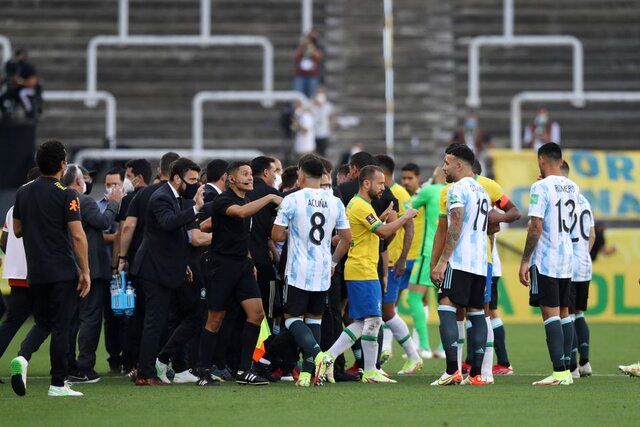 اتفاقی بی‌سابقه در فوتبال/ تعلیق بازی جنجالی برزیل-آرژانتین/ ورود پلیس فدرال برای دستگیری بازیکنان