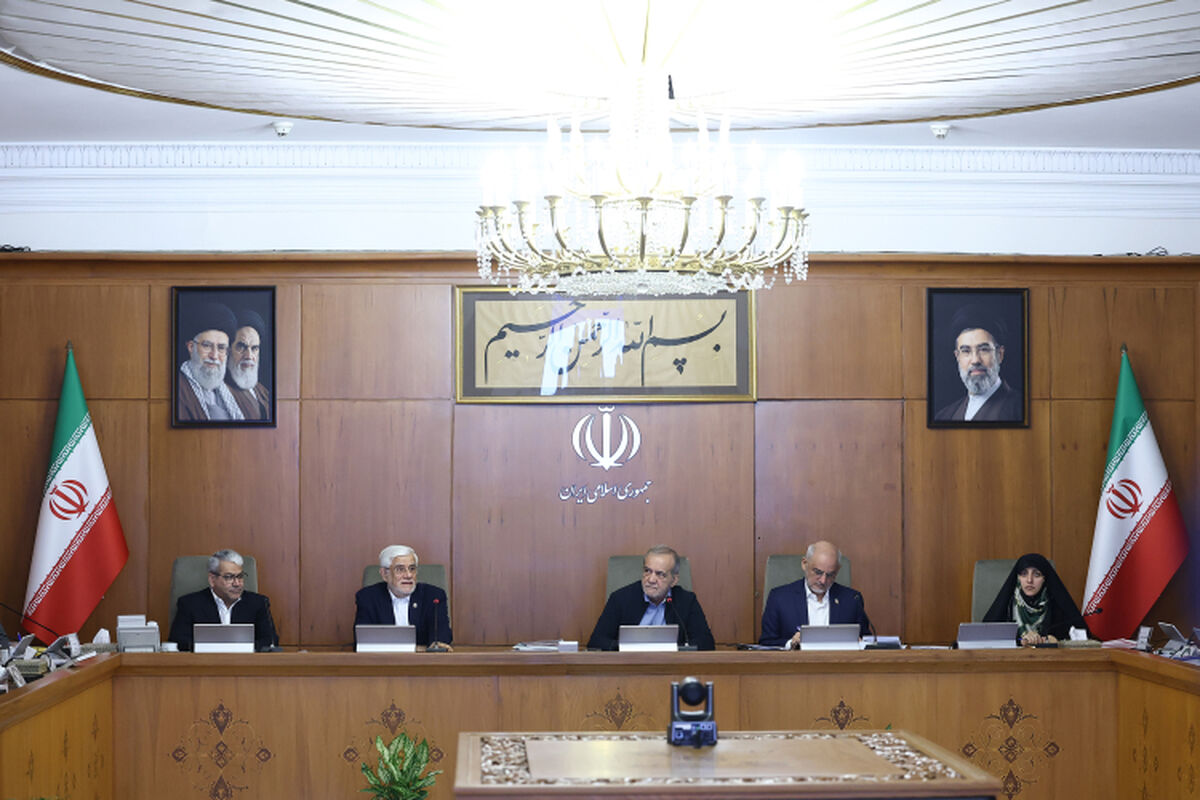 پزشکیان: دولت برای تحقق تدابیر رهبر معظم انقلاب و عبور کشور از شرایط «نه جنگ، نه صلح» تلاش می‌کند