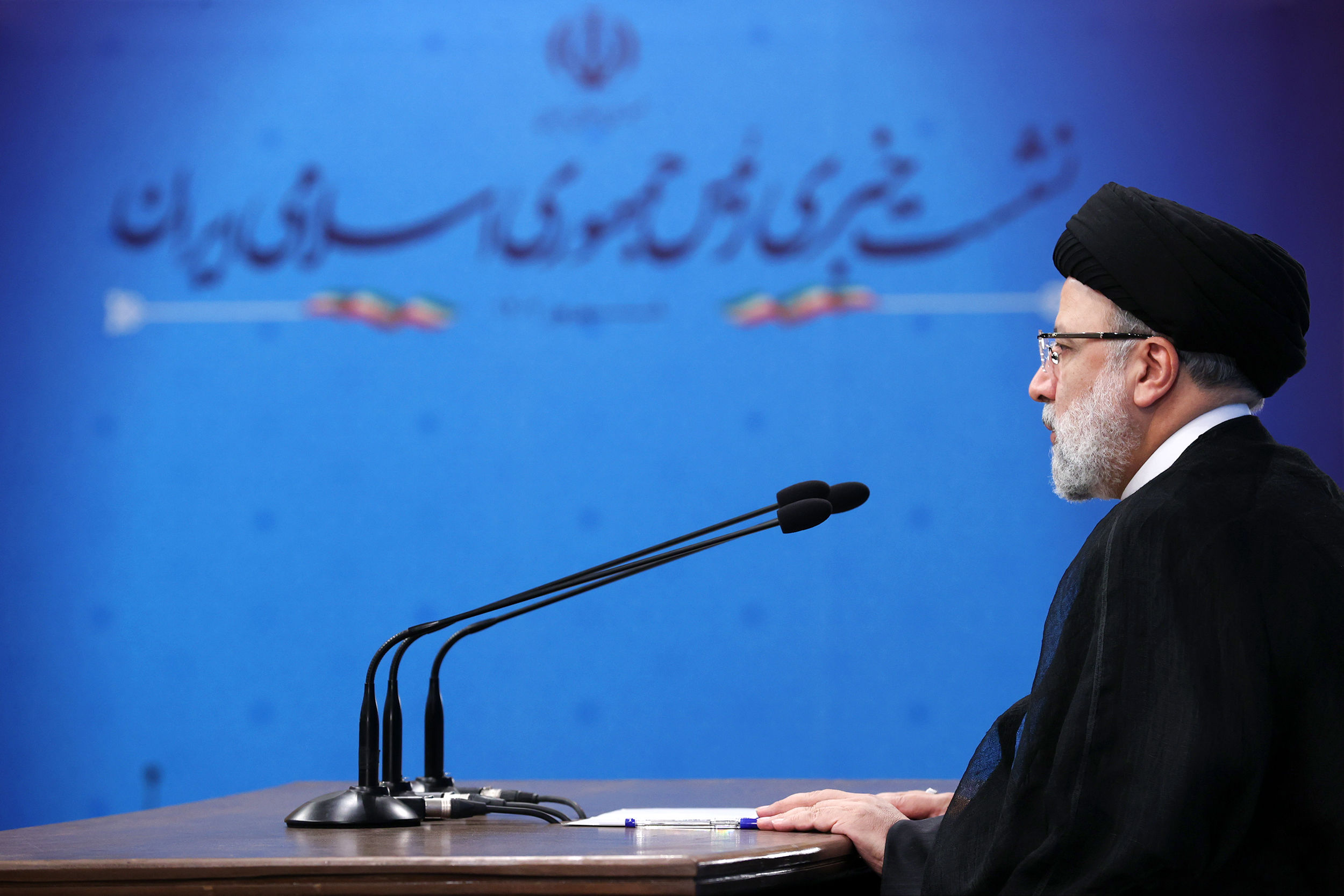 کنایه تند رئیسی به دولت روحانی/ در جامعه اختلاف‌نظر هست ولی التهاب نیست
