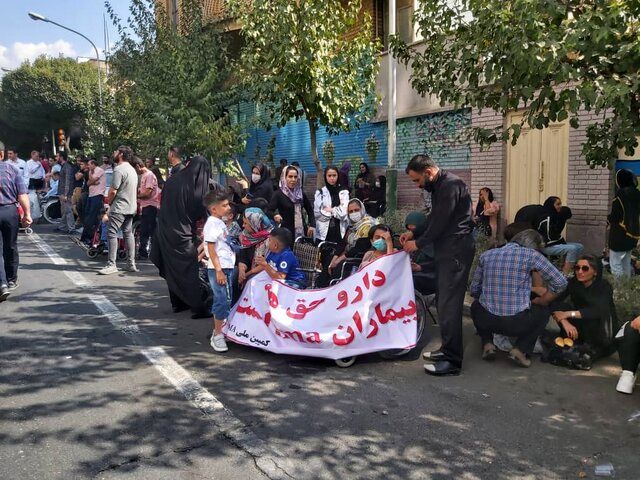 تجمع اعتراضی بیماران SMA مقابل سازمان غذا و دارو+ عکس