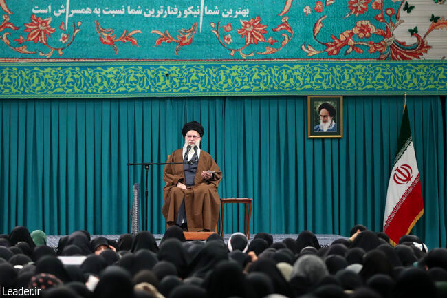 رهبر انقلاب: زن، کارگزار خانه نیست، مدیر است | جمهوری اسلامی، منطق غرب درباره زن را باطل کرد