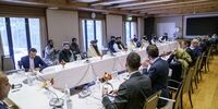 یک زن در میان مردان طالبان در نروژ!+عکس